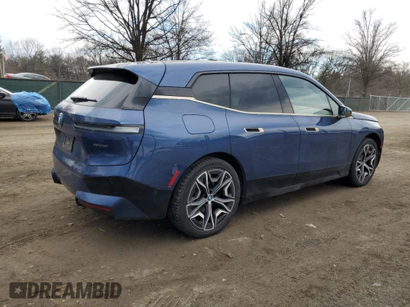 2023 BMW iX xDrive50 z VIN WB523CF0XPCL15501, wystawiony jako Copart lot #46117065 z przebiegiem 14 695 mil mil oraz Szkoda całkowita • Salvage title. Historia ofert i sprzedaży dostępna na DreamBid. Obrazek 3.