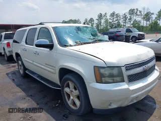 2008 Chevrolet Suburban LTZ z VIN 1GNFC16JX8R252506, wystawiony jako IAAI lot #42402610 z przebiegiem 308 625 mil mil oraz . Historia ofert i sprzedaży dostępna na DreamBid. Obrazek 1.