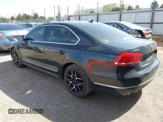 2013 Volkswagen Passat SEL Premium z VIN 1VWCN7A36DC122864, wystawiony jako IAAI lot #41818668 z przebiegiem 152 506 mil mil oraz . Historia ofert i sprzedaży dostępna na DreamBid. Obrazek 3.