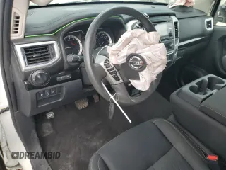 2017 Nissan Titan SV z VIN 1N6AA1RP1HN561729, wystawiony jako Copart lot #56866115 z przebiegiem 27 590 mil mil oraz Szkoda całkowita • Salvage title. Historia ofert i sprzedaży dostępna na DreamBid. Obrazek 8.
