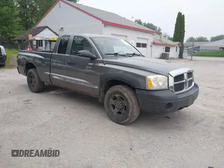2005 Dodge Dakota z VIN 1D7HW22N85S140207, wystawiony jako IAAI lot #42491675 z przebiegiem 137 990 mil mil oraz . Historia ofert i sprzedaży dostępna na DreamBid. Obrazek 1.