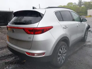 2018 Kia Sportage EX z VIN KNDPNCAC8J7309766, wystawiony jako IAAI lot #42219243 z przebiegiem 90 745 mil mil oraz . Historia ofert i sprzedaży dostępna na DreamBid. Obrazek 4.