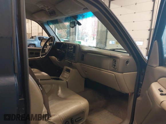 2000 GMC Yukon XL SLT with VIN 3GKFK16T3YG135321, listed as a IAAI auction lot 40952741 with 204,820 mi miles. Bid and sale history available at carsss.com. Image 5.