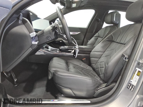 2024 BMW 7 Series 740i xDrive with VIN WBA33EH08RCS18086, listed as a Copart auction lot 54630035 with 18,352 mi miles and Clean Title. Bid and sale history available at carsss.com. Image 7.