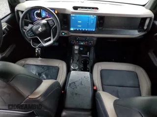 2022 Ford Bronco z VIN 1FMEE5DP3NLA95926, wystawiony jako Copart lot #51859265 z przebiegiem 32 215 mil mil oraz Szkoda całkowita • Salvage title. Historia ofert i sprzedaży dostępna na DreamBid. Obrazek 8.