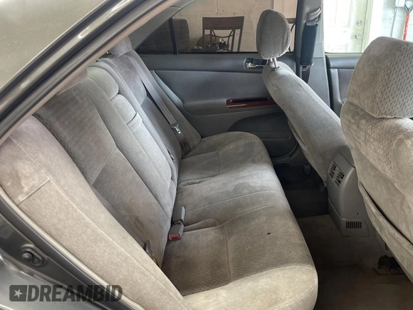 2002 Toyota Camry LE z VIN 4T1BE30K52U542523, wystawiony jako Copart lot #57983805 z przebiegiem 264 137 mil mil oraz Czysty tytuł • Clean title. Historia ofert i sprzedaży dostępna na DreamBid. Obrazek 6.