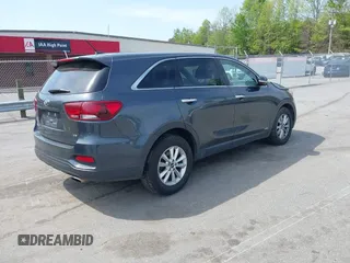 2020 Kia Sorento LX z VIN 5XYPGDA58LG618502, wystawiony jako IAAI lot #42017262 z przebiegiem 127 702 mil mil oraz . Historia ofert i sprzedaży dostępna na DreamBid. Obrazek 4.