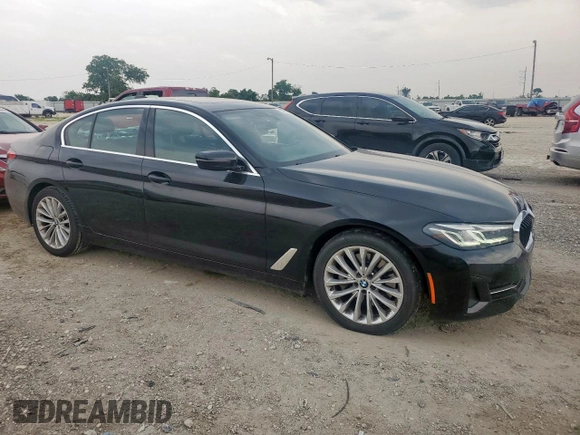 2021 BMW 5 Series 530i z VIN WBA53BH00MCF87964, wystawiony jako Copart lot #55926825 z przebiegiem 88 880 mil mil oraz Czysty tytuł • Clean title. Historia ofert i sprzedaży dostępna na DreamBid. Obrazek 4.