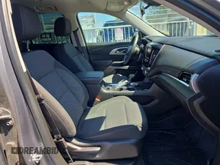 2020 Chevrolet Traverse LS z VIN 1GNERFKW1LJ219345, wystawiony jako Copart lot #56702425 z przebiegiem 43 927 mil mil oraz Szkoda całkowita • Salvage title. Historia ofert i sprzedaży dostępna na DreamBid. Obrazek 5.