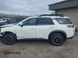 2023 Nissan Pathfinder SV z VIN 5N1DR3BD7PC272056, wystawiony jako IAAI lot #42184186 z przebiegiem 31 923 mil mil oraz . Historia ofert i sprzedaży dostępna na DreamBid. Obrazek 14.