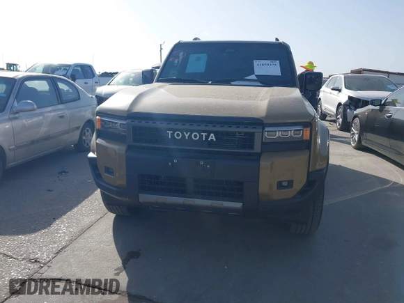 2024 Toyota Land Cruiser z VIN JTEABFAJ9RK012363, wystawiony jako IAAI lot #41859375 z przebiegiem 5 420 mil mil oraz . Historia ofert i sprzedaży dostępna na DreamBid. Obrazek 13.