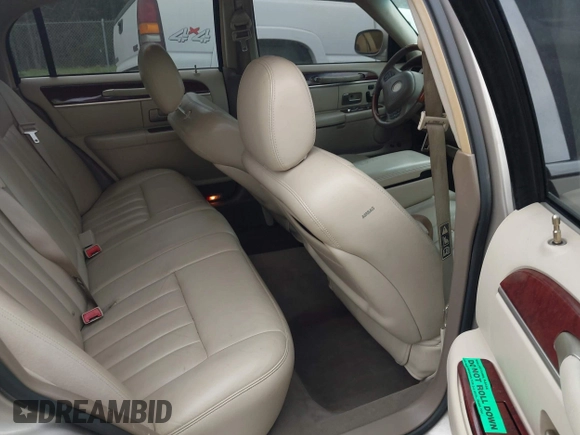 2003 Lincoln Town Car Signature z VIN 1LNHM82W73Y645995, wystawiony jako IAAI lot #41958634 z przebiegiem 172 960 mil mil oraz . Historia ofert i sprzedaży dostępna na DreamBid. Obrazek 8.