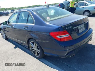 2013 Mercedes-Benz C 300 Sport z VIN WDDGF8AB6DR265878, wystawiony jako IAAI lot #42305750 z przebiegiem 138 585 mil mil oraz . Historia ofert i sprzedaży dostępna na DreamBid. Obrazek 3.