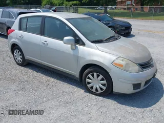 2010 Nissan Versa S z VIN 3N1BC1CP4AL427705, wystawiony jako IAAI lot #42469286 z przebiegiem 162 857 mil mil oraz . Historia ofert i sprzedaży dostępna na DreamBid. Obrazek 1.