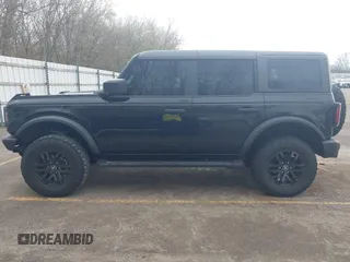2022 Ford Bronco z VIN 1FMDE5BHXNLB17265, wystawiony jako IAAI lot #42106105 z przebiegiem 55 400 mil mil oraz . Historia ofert i sprzedaży dostępna na DreamBid. Obrazek 14.