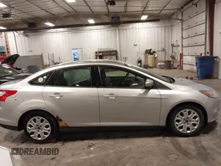 2012 Ford Focus SE z VIN 1FAHP3F21CL463704, wystawiony jako IAAI lot #42246436 z przebiegiem 234 474 mil mil oraz . Historia ofert i sprzedaży dostępna na DreamBid. Obrazek 14.