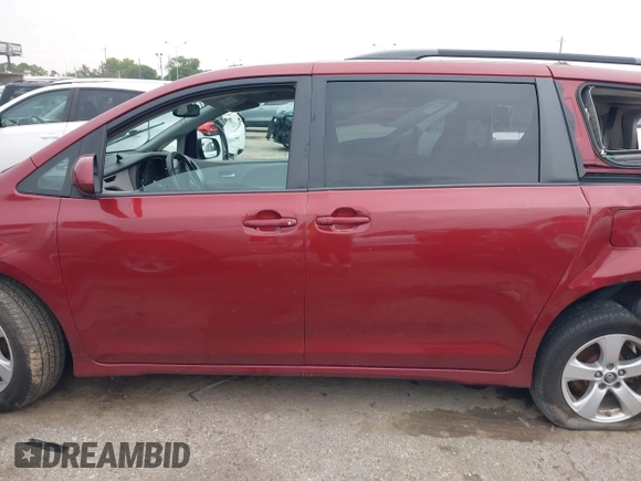 2018 Toyota Sienna LE Auto Access Seat с VIN 5TDKZ3DC8JS909056, выставлен на аукционе IAAI как лот 42362934 с пробегом 157 230 миль миль и . История ставок и продаж доступна на DreamBid. Изображение 13.