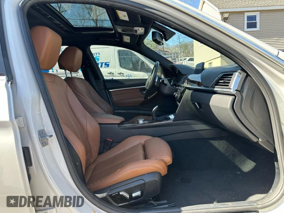 2017 BMW 3 Series 330i xDrive z VIN WBA8D9C39HA004990, wystawiony jako Copart lot #50005535 z przebiegiem 80 598 mil mil oraz Czysty tytuł • Clean title. Historia ofert i sprzedaży dostępna na DreamBid. Obrazek 9.