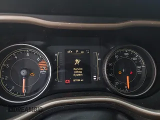 2016 Jeep Cherokee Altitude z VIN 1C4PJMCB2GW226239, wystawiony jako Copart lot #49148514 z przebiegiem 167 098 mil mil oraz Szkoda całkowita • Salvage title. Historia ofert i sprzedaży dostępna na DreamBid. Obrazek 9.