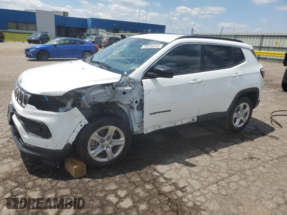 2023 Jeep Compass Latitude z VIN 3C4NJDBN9PT552970, wystawiony jako Copart lot #63489905 z przebiegiem 61 045 mil mil oraz Czysty tytuł • Clean title. Historia ofert i sprzedaży dostępna na DreamBid. Obrazek 1.