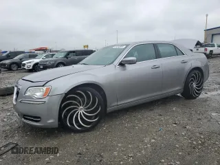 2014 Chrysler 300 z VIN 2C3CCAAG8EH260028, wystawiony jako Copart lot #51243955 z przebiegiem 126 861 mil mil oraz Szkoda całkowita • Salvage title. Historia ofert i sprzedaży dostępna na DreamBid. Obrazek 1.