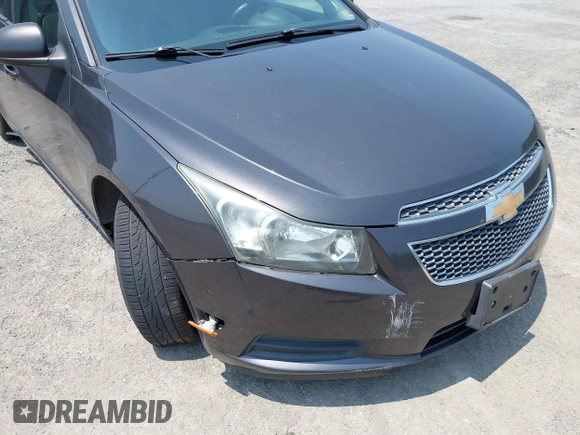 2014 Chevrolet Cruze LS z VIN 1G1PA5SG7E7143313, wystawiony jako IAAI lot #42435636 z przebiegiem Nie podano mil oraz . Historia ofert i sprzedaży dostępna na DreamBid. Obrazek 6.