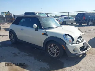2013 MINI Convertible z VIN WMWZN3C58DT568824, wystawiony jako IAAI lot #41998124 z przebiegiem 134 191 mil mil oraz . Historia ofert i sprzedaży dostępna na DreamBid. Obrazek 1.