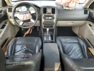 2007 Chrysler 300 z VIN 2C3LA43RX7H788453, wystawiony jako Copart lot #60262635 z przebiegiem 134 128 mil mil oraz Szkoda całkowita • Salvage title. Historia ofert i sprzedaży dostępna na DreamBid. Obrazek 8.