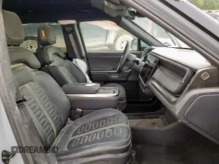 2025 Rivian R1S Adventure z VIN 7PDSGBBA5SN045424, wystawiony jako Copart lot #49675655 z przebiegiem Nie podano mil oraz Szkoda całkowita • Salvage title. Historia ofert i sprzedaży dostępna na DreamBid. Obrazek 7.