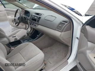2003 Toyota Camry LE z VIN 4T1BF30K93U044730, wystawiony jako IAAI lot #42044599 z przebiegiem 120 401 mil mil oraz . Historia ofert i sprzedaży dostępna na DreamBid. Obrazek 5.