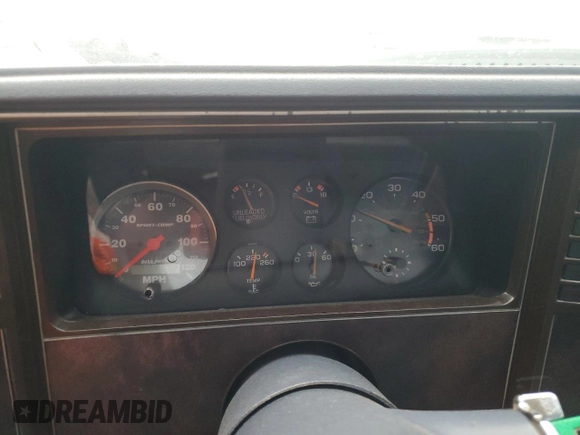 1984 Chevrolet El Camino z VIN 1GCCW80H7ER173291, wystawiony jako Copart lot #76606244 z przebiegiem Nie podano mil oraz Szkoda całkowita • Salvage title. Historia ofert i sprzedaży dostępna na DreamBid. Obrazek 9.