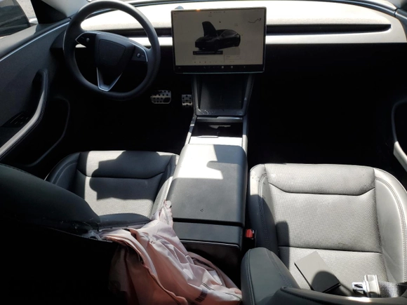2024 Tesla Model 3 z VIN 5YJ3E1EA1RF834301, wystawiony jako Copart lot #53305255 z przebiegiem 11 096 mil mil oraz Szkody całkowita. Historia ofert i sprzedaży dostępna na DreamBid. Obrazek 8.