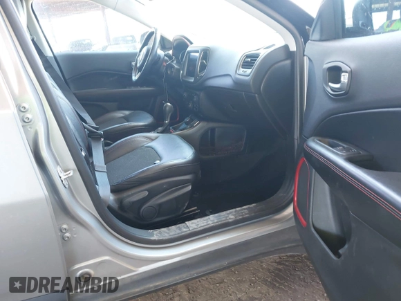 2019 Jeep Compass Trailhawk z VIN 3C4NJDDB1KT812953, wystawiony jako IAAI lot #42178451 z przebiegiem 76 269 mil mil oraz . Historia ofert i sprzedaży dostępna na DreamBid. Obrazek 5.