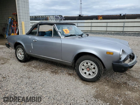 1980 FIAT 124 Spider z VIN 124CS000167543, wystawiony jako Copart lot #53031904 z przebiegiem 60 115 mil mil oraz Nie do naprawy • Non repairable. Historia ofert i sprzedaży dostępna na DreamBid. Obrazek 4.