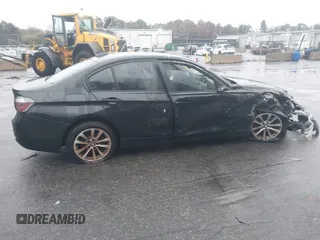 2016 BMW 3 Series 320i xDrive z VIN WBA8E5G50GNT40245, wystawiony jako IAAI lot #41075750 z przebiegiem 82 143 mil mil oraz . Historia ofert i sprzedaży dostępna na DreamBid. Obrazek 13.