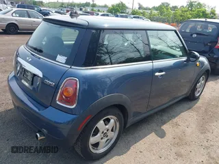 2010 MINI Hardtop z VIN WMWMF3C57ATZ61622, wystawiony jako IAAI lot #42467602 z przebiegiem 94 937 mil mil oraz . Historia ofert i sprzedaży dostępna na DreamBid. Obrazek 4.