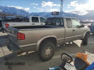 1998 GMC Sonoma SLS w/1SJ Pkg with VIN 1GTCT19W8W8532706, listed as a Copart auction lot 86663874 with 185,800 mi miles and Salvage Title. Bid and sale history available at carsss.com. Image 3.