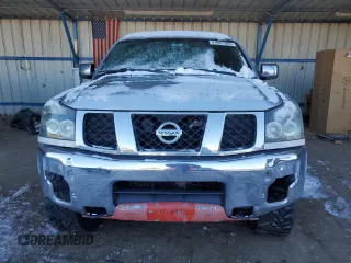 2005 Nissan Titan SE z VIN 1N6AA06B05N561722, wystawiony jako Copart lot #41987285 z przebiegiem 203 558 mil mil oraz Szkoda całkowita • Salvage title. Historia ofert i sprzedaży dostępna na DreamBid. Obrazek 5.