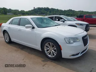 2018 Chrysler 300 Touring z VIN 2C3CCAAG3JH250131, wystawiony jako IAAI lot #42388512 z przebiegiem 66 923 mil mil oraz . Historia ofert i sprzedaży dostępna na DreamBid. Obrazek 1.