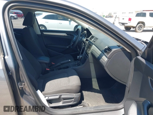 2017 Volkswagen Passat S z VIN 1VWAT7A37HC069014, wystawiony jako IAAI lot #41967310 z przebiegiem 109 266 mil mil oraz . Historia ofert i sprzedaży dostępna na DreamBid. Obrazek 5.