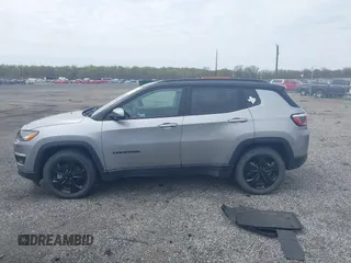 2020 Jeep Compass Altitude z VIN 3C4NJCBB8LT105248, wystawiony jako IAAI lot #42021423 z przebiegiem 93 004 mil mil oraz . Historia ofert i sprzedaży dostępna na DreamBid. Obrazek 14.