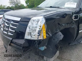 2012 Cadillac Escalade z VIN 1GYS4EEJ2CR142517, wystawiony jako IAAI lot #42269852 z przebiegiem 127 807 mil mil oraz . Historia ofert i sprzedaży dostępna na DreamBid. Obrazek 6.