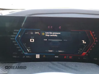 2023 BMW XM z VIN 5YM23CS07P9S31800, wystawiony jako Copart lot #75838874 z przebiegiem 13 661 mil mil oraz Szkody całkowita. Historia ofert i sprzedaży dostępna na DreamBid. Obrazek 9.