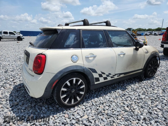 2015 MINI Hardtop 4 Door S z VIN WMWXU3C50F2B56953, wystawiony jako Copart lot #58579615 z przebiegiem Nie podano mil oraz Szkoda całkowita • Salvage title. Historia ofert i sprzedaży dostępna na DreamBid. Obrazek 3.