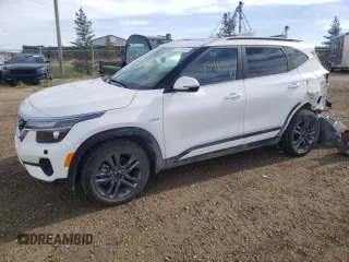 2022 Kia Seltos S z VIN KNDEUCAA1N7325192, wystawiony jako Copart lot #58668215 z przebiegiem 15 410 mil mil oraz Tytuł czysty. Historia ofert i sprzedaży dostępna na DreamBid. Obrazek 1.