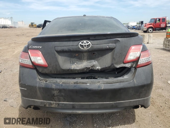 2011 Toyota Camry LE z VIN 4T1BF3EK4BU143155, wystawiony jako Copart lot #56717145 z przebiegiem Nie podano mil oraz Szkoda całkowita • Salvage title. Historia ofert i sprzedaży dostępna na DreamBid. Obrazek 6.