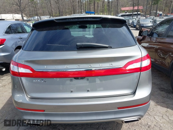 2016 Lincoln MKX Reserve z VIN 2LMTJ6LR7GBL60933, wystawiony jako IAAI lot #41825883 z przebiegiem 148 855 mil mil oraz . Historia ofert i sprzedaży dostępna na DreamBid. Obrazek 16.