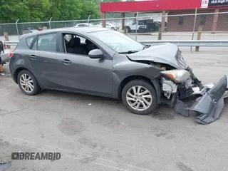 2012 Mazda 3 i Touring z VIN JM1BL1L81C1642250, wystawiony jako IAAI lot #42130059 z przebiegiem 153 949 mil mil oraz . Historia ofert i sprzedaży dostępna na DreamBid. Obrazek 1.