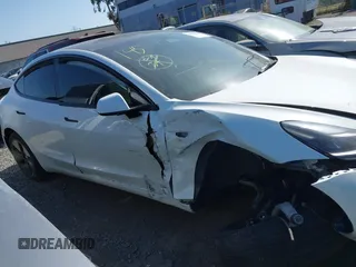 2021 Tesla Model 3 Standard Range Plus z VIN 5YJ3E1EA8MF100456, wystawiony jako IAAI lot #42100840 z przebiegiem 64 389 mil mil oraz . Historia ofert i sprzedaży dostępna na DreamBid. Obrazek 12.