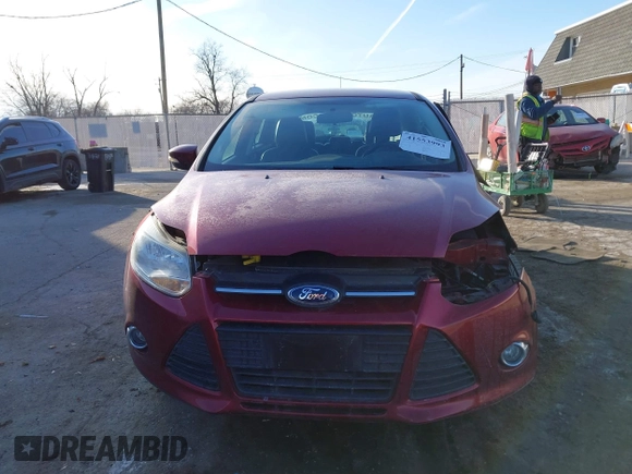 2014 Ford Focus SE z VIN 1FADP3K26EL422900, wystawiony jako IAAI lot #41553993 z przebiegiem 98 013 mil mil oraz . Historia ofert i sprzedaży dostępna na DreamBid. Obrazek 13.